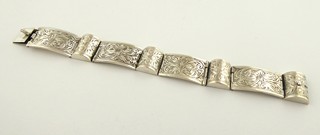 STŘÍBRNÝ NÁRAMEK S OBLOUČKY A GRAVÍROVÁNÍM