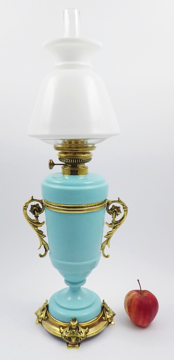 MOSAZNÁ PETROLEJOVÁ LAMPA Z TYRKYSOVÉHO OPÁLOVÉHO SKLA