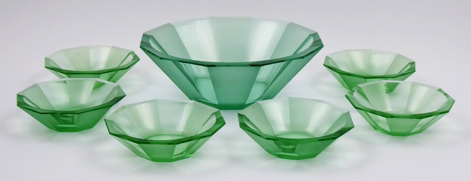 LUDVIKA SMRČKOVÁ (1903-1991) - ART DECO SET MÍSY A 6 MISEK Z URANOVÉHO SKLA - SKLÁRNA RÜCKL, NIŽBOR