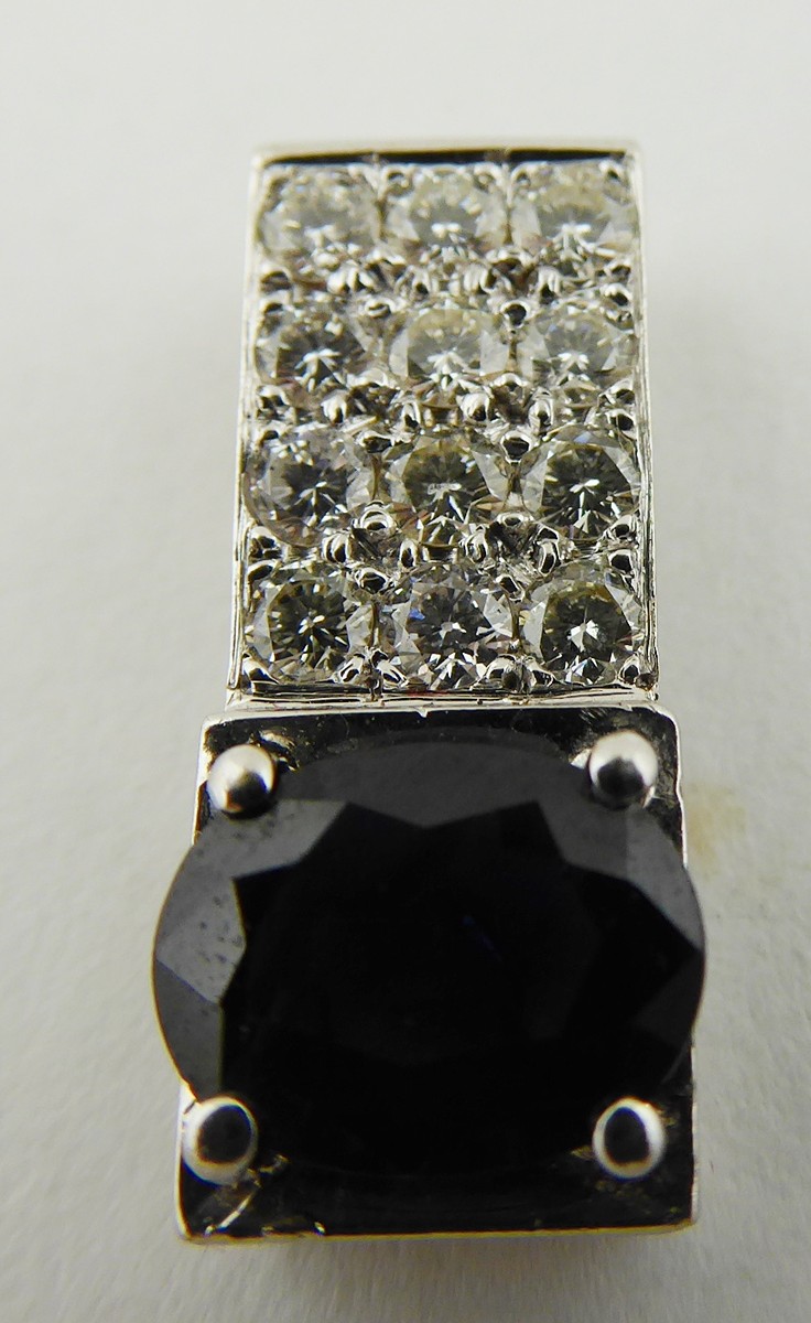 PŘÍVĚSEK Z BÍLÉHO 18K ZLATA S PŘÍRODNÍM SAFÍREM A S DIAMANTY 0,50 CT