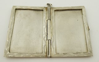 STŘÍBRNÝ OTEVÍRACÍ MEDAILON NA FOTOGRAFIE - KNÍŽKA
