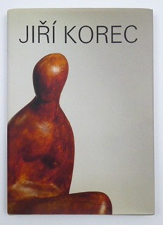 JIŘÍ KOREC (1925-2004) - SEDÍCÍ TORZO - PŘILOŽENA I VÝPRAVNÁ KNIHA JIŘÍ KOREC