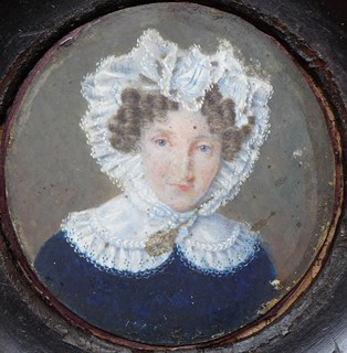 DÁMA V KRAJKOVÉM ČEPCI S LÍMCEM - MINIATURA, BIEDERMEIER