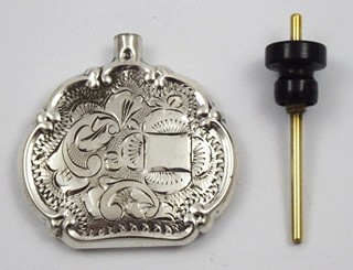 STŘÍBRNÝ GRAVÍROVANÝ MALÝ FLAKON