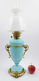 MOSAZNÁ PETROLEJOVÁ LAMPA Z TYRKYSOVÉHO OPÁLOVÉHO SKLA
