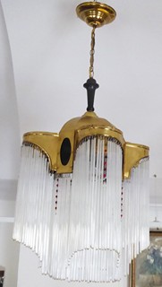 SECESNÍ MOSAZNÝ LUSTR SE SKLENĚNÝMI TYČINKAMI