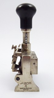 RUČNÍ ČÍSLOVACÍ RAZÍTKO ŘADY LEDA - W. LETHABY & CO., LONDON
