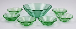 LUDVIKA SMRČKOVÁ (1903-1991) - ART DECO SET MÍSY A 6 MISEK Z URANOVÉHO SKLA - SKLÁRNA RÜCKL, NIŽBOR
