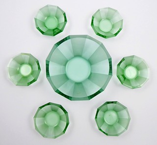 LUDVIKA SMRČKOVÁ (1903-1991) - ART DECO SET MÍSY A 6 MISEK Z URANOVÉHO SKLA - SKLÁRNA RÜCKL, NIŽBOR