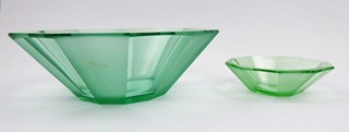 LUDVIKA SMRČKOVÁ (1903-1991) - ART DECO SET MÍSY A 6 MISEK Z URANOVÉHO SKLA - SKLÁRNA RÜCKL, NIŽBOR