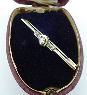 ART DECO BROŽ Z OSMNÁCTIKARÁTOVÉHO ZLATA S PŘÍRODNÍMI DIAMANTY
