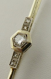 ART DECO BROŽ Z OSMNÁCTIKARÁTOVÉHO ZLATA S PŘÍRODNÍMI DIAMANTY