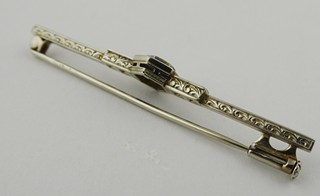 ART DECO BROŽ Z OSMNÁCTIKARÁTOVÉHO ZLATA S PŘÍRODNÍMI DIAMANTY
