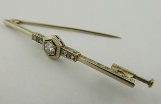 ART DECO BROŽ Z OSMNÁCTIKARÁTOVÉHO ZLATA S PŘÍRODNÍMI DIAMANTY
