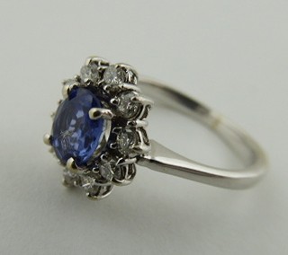 ATRAKTIVNÍ ZLATÝ PRSTEN S PŘÍRODNÍM TANZANITEM A DESETI DIAMANTY 0,50 CT