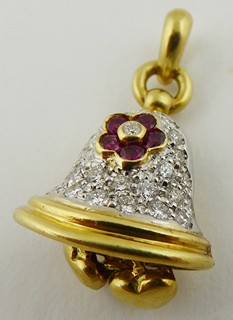 ZVONEČEK ZE ZLATA 18K S PŘÍRODNÍMI RUBÍNY A DIAMANTY 0,60 CT