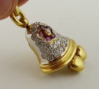 ZVONEČEK ZE ZLATA 18K S PŘÍRODNÍMI RUBÍNY A DIAMANTY 0,60 CT