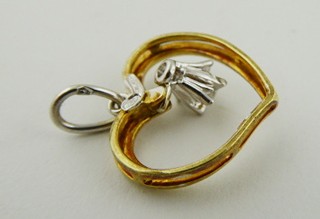 PŘÍVĚSEK SRDÍČKO ZE ŽLUTÉHO A BÍLÉHO 18K ZLATA S DIAMANTY