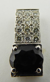 PŘÍVĚSEK Z BÍLÉHO 18K ZLATA S PŘÍRODNÍM SAFÍREM A S DIAMANTY 0,50 CT