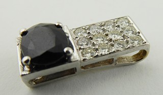 PŘÍVĚSEK Z BÍLÉHO 18K ZLATA S PŘÍRODNÍM SAFÍREM A S DIAMANTY 0,50 CT