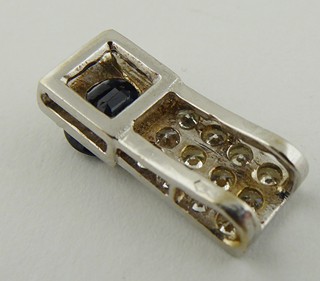 PŘÍVĚSEK Z BÍLÉHO 18K ZLATA S PŘÍRODNÍM SAFÍREM A S DIAMANTY 0,50 CT