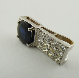 PŘÍVĚSEK Z BÍLÉHO 18K ZLATA S PŘÍRODNÍM SAFÍREM A S DIAMANTY 0,50 CT