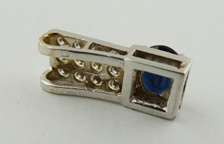 PŘÍVĚSEK Z BÍLÉHO 18K ZLATA S PŘÍRODNÍM SAFÍREM A S DIAMANTY 0,50 CT