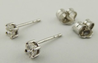 NÁUŠNICE S PŘÍRODNÍMI DIAMANTY 0,10 CT