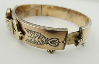 ZLACENÝ STŘÍBRNÝ NÁRAMEK S RELIÉFNÍM ORNAMENTEM PŘEZKY