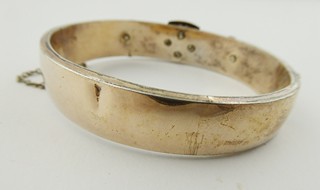 ZLACENÝ STŘÍBRNÝ NÁRAMEK S RELIÉFNÍM ORNAMENTEM PŘEZKY