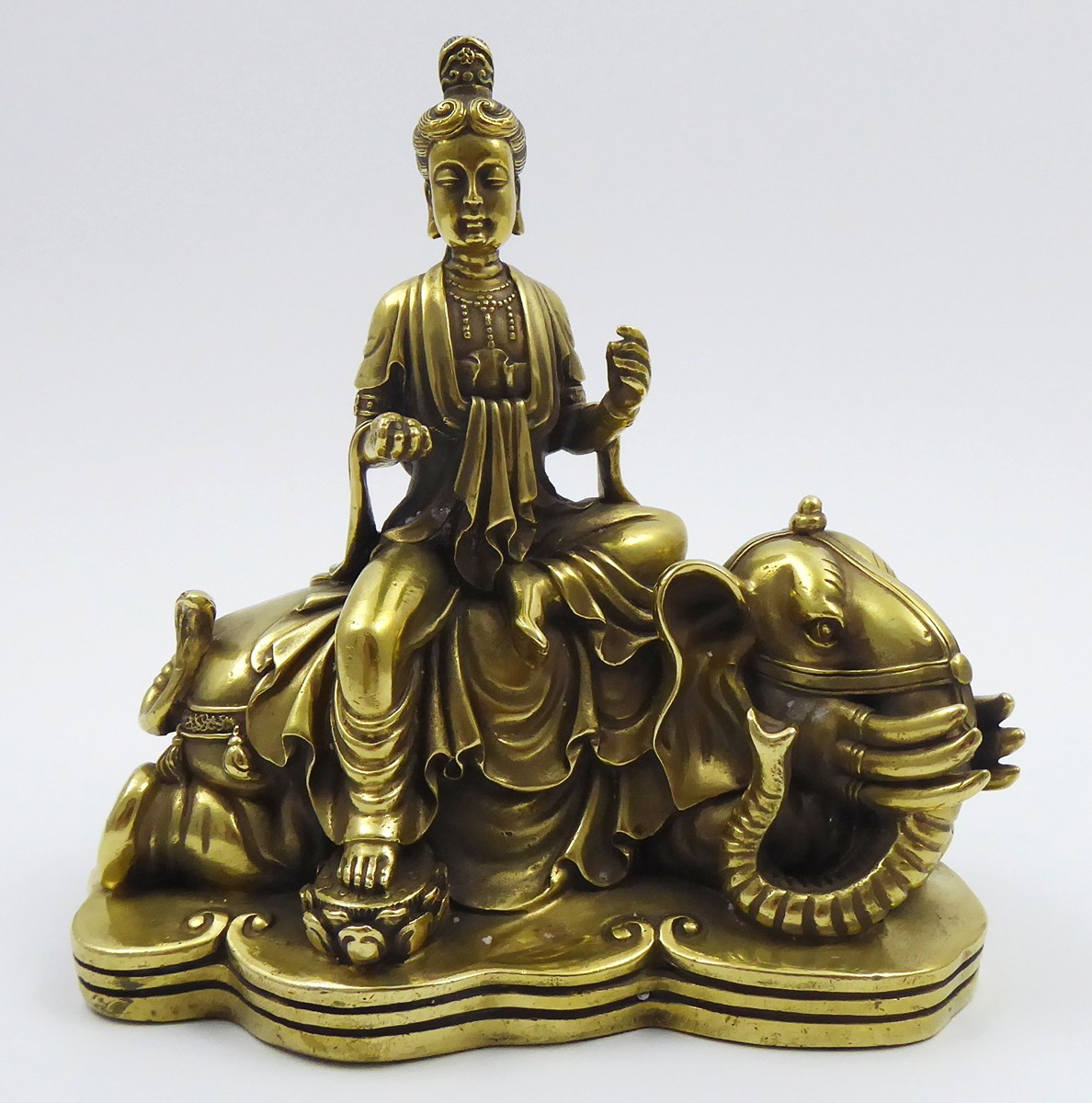 BÓDHISATTVA SAMANTABHADRA SEDÍCÍ NA SLONU