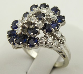 PRSTEN Z BÍLÉHO ZLATA 18K S PŘÍRODNÍMI DIAMANTY A PŘÍRODNÍMI SAFÍRY