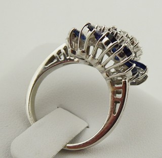 PRSTEN Z BÍLÉHO ZLATA 18K S PŘÍRODNÍMI DIAMANTY A PŘÍRODNÍMI SAFÍRY