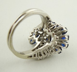 PRSTEN Z BÍLÉHO ZLATA 18K S PŘÍRODNÍMI DIAMANTY A PŘÍRODNÍMI SAFÍRY