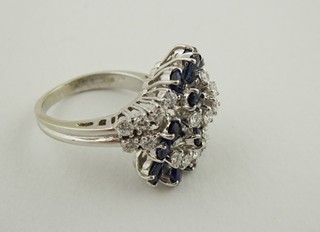 PRSTEN Z BÍLÉHO ZLATA 18K S PŘÍRODNÍMI DIAMANTY A PŘÍRODNÍMI SAFÍRY