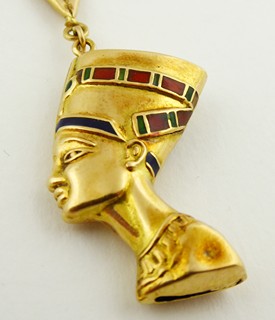 ZLATÝ DLOUHÝ PŘÍVĚSEK, ŠATLÉN S NEFERTITI - 18K
