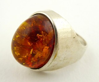 STŘÍBRNÝ DESIGNOVÝ PRSTEN S PŘÍRODNÍM JANTAREM - FISCHLAND SCHMUCK