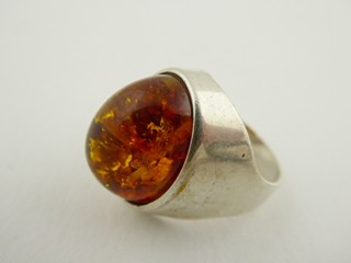 STŘÍBRNÝ DESIGNOVÝ PRSTEN S PŘÍRODNÍM JANTAREM - FISCHLAND SCHMUCK