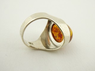 STŘÍBRNÝ DESIGNOVÝ PRSTEN S PŘÍRODNÍM JANTAREM - FISCHLAND SCHMUCK