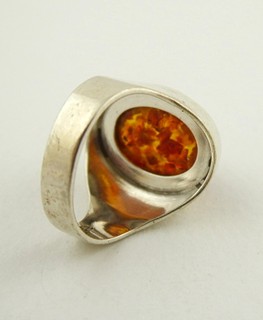 STŘÍBRNÝ DESIGNOVÝ PRSTEN S PŘÍRODNÍM JANTAREM - FISCHLAND SCHMUCK