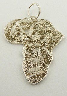 STŘÍBRNÝ FILIGRÁNOVÝ PŘÍVĚSEK VE TVARU AFRIKY