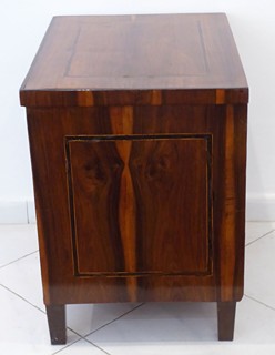 MALÁ KOMODA V OŘECHOVÉ DÝZE - BIEDERMEIER