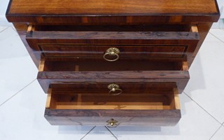 MALÁ KOMODA V OŘECHOVÉ DÝZE - BIEDERMEIER