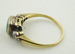 ZLATÝ PRSTEN S PŘÍRODNÍM SMARAGDEM A PŘÍRODNÍMI DIAMANTY