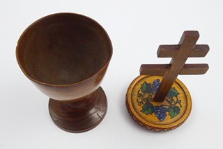 DŘEVĚNÉ CIBORIUM S VINNOU RÉVOU A HROZNY