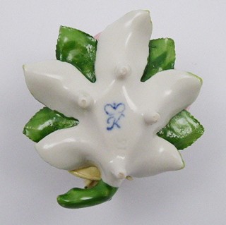 PORCELÁNOVÝ KVĚT RŮŽE S LISTY - RUDOLF KÄMMER, RUDOLSTADT - VOLKSTEDT