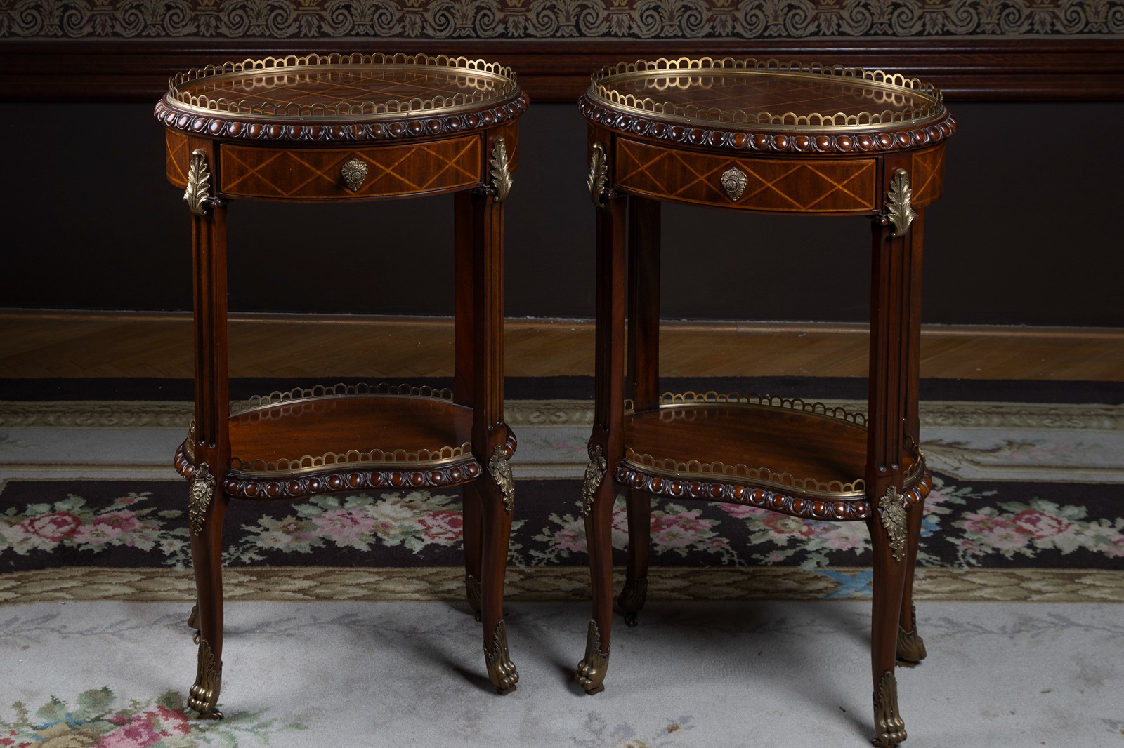 Pár odkládacích stolků v klasicistním stylu