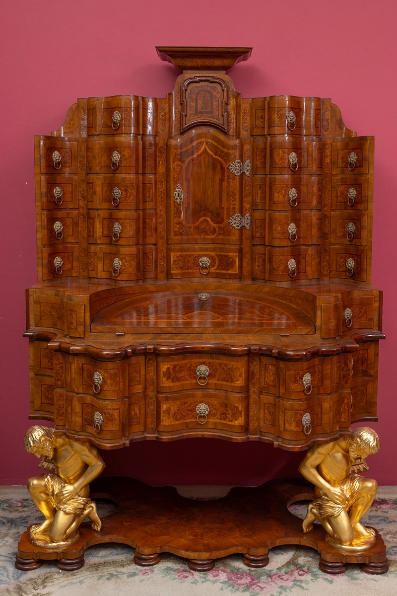 Luxusní sekretář v barokním stylu