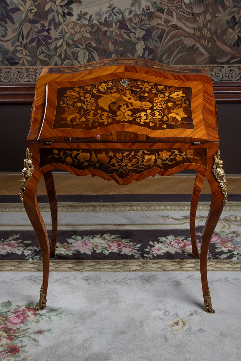 Psací stolek v rokokovém stylu Ludvík XV.