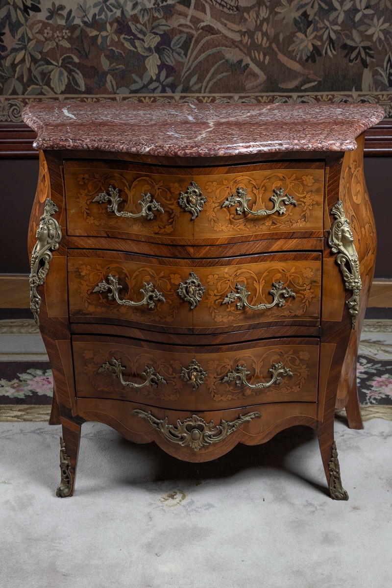 Malá komoda v rokokovém stylu